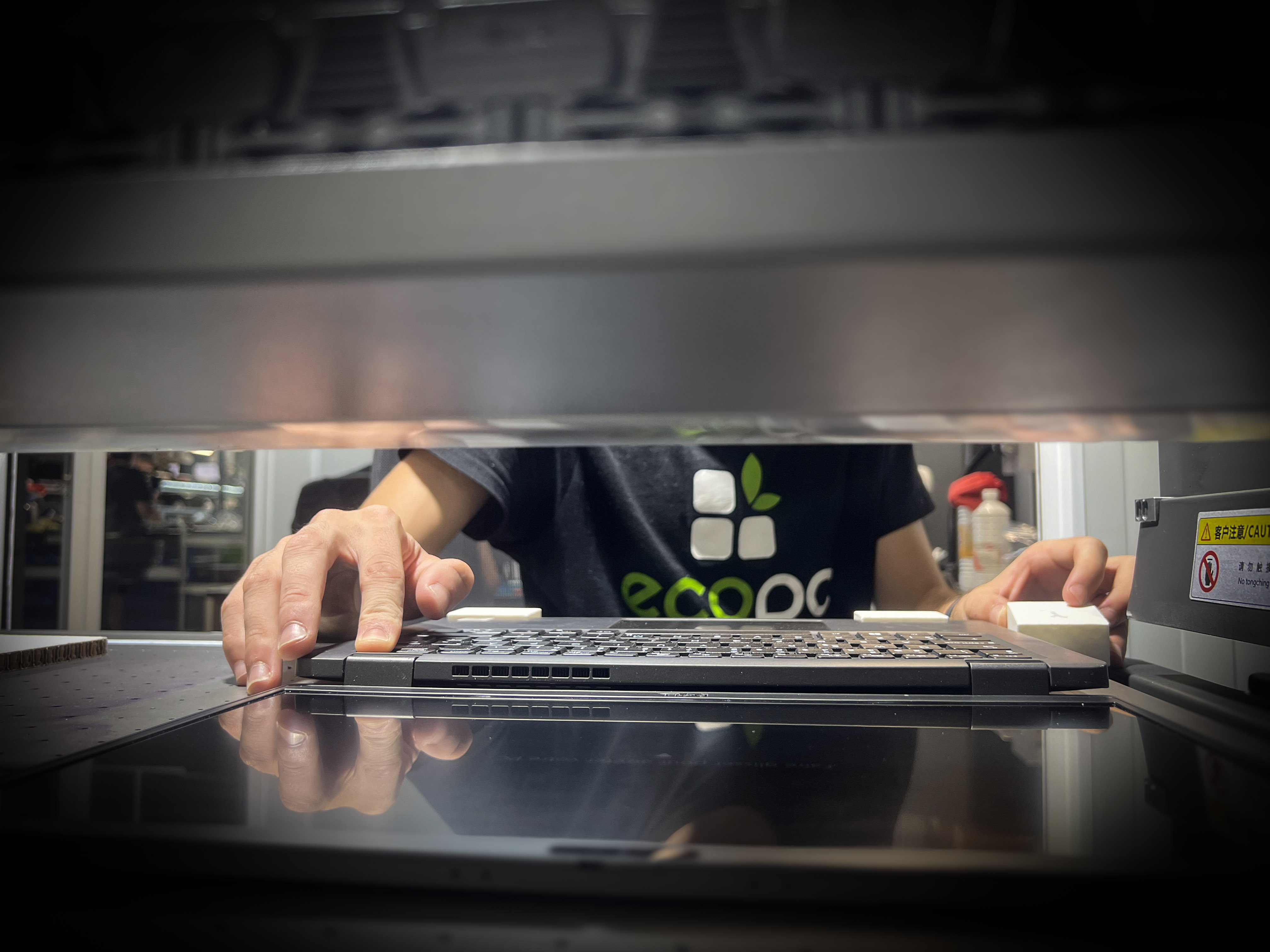 Proceso de adaptación de teclado en el taller de EcoPC